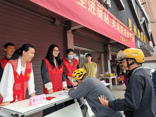 法律宣传进社区,为城市守护者披上“法治护甲”