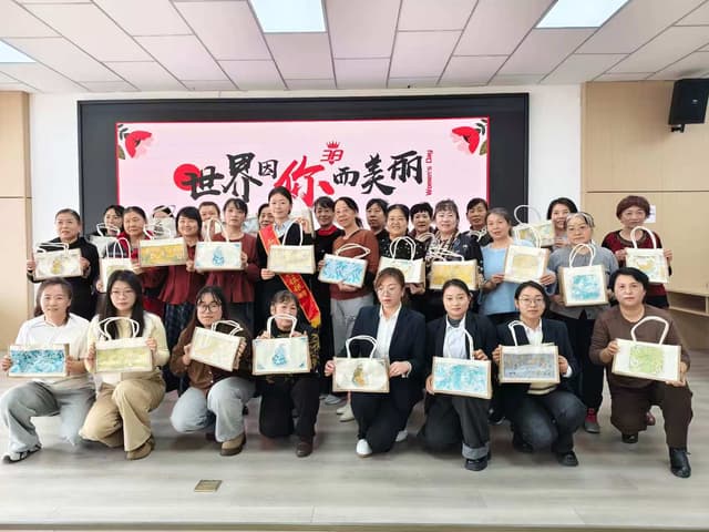 兵团第八师一四四团一社区:巧手做包庆“三八” 巾帼风采绽芳华